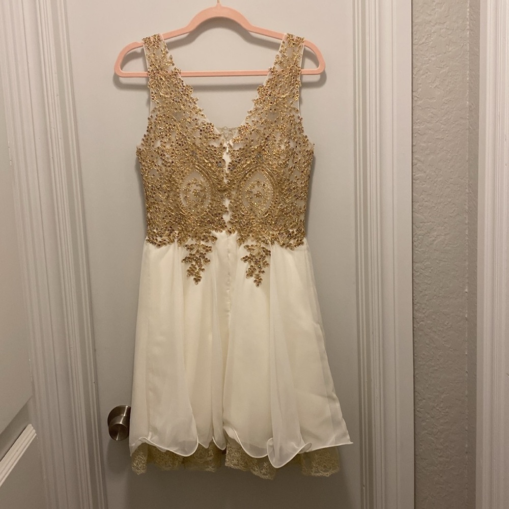 White and Gold appliqué homecoming dress, size 8 - Picture 2 of 4